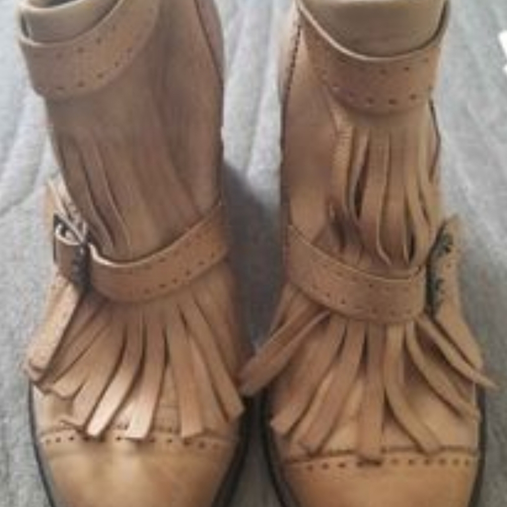 Gorgeous, Free People Brand, Beige Double Buckle Ankle Boots w/ Fringe! Size 7.5
